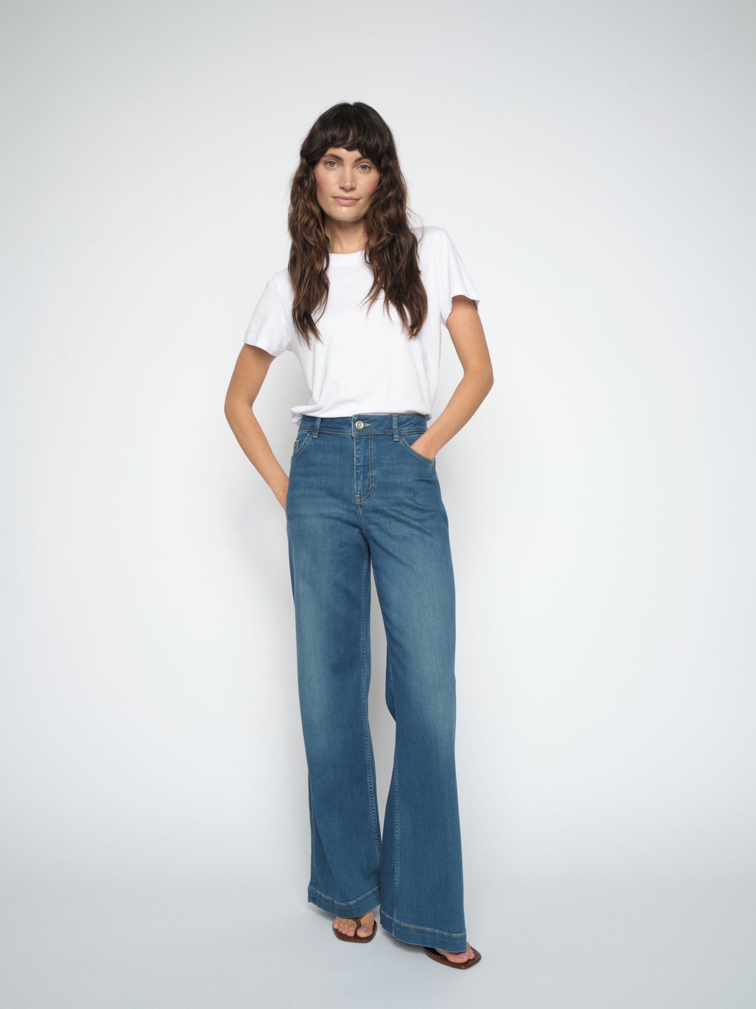 Modelshot / Mid Blue / Detail